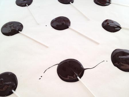 recetas fáciles sin horno con chocolate recetas faciles fiestas temáticas postres recetas delikatissen receta de piruletas de chocolate postres y dulces para buffets postres fáciles de chocolate platos para buffet postres piruletas de chocolate negro y confeti colores palitos plástico para piruletas 