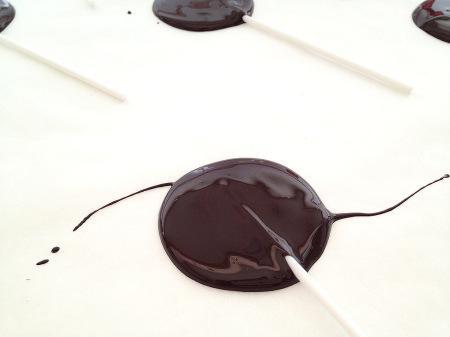 recetas fáciles sin horno con chocolate recetas faciles fiestas temáticas postres recetas delikatissen receta de piruletas de chocolate postres y dulces para buffets postres fáciles de chocolate platos para buffet postres piruletas de chocolate negro y confeti colores palitos plástico para piruletas 