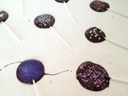 recetas fáciles sin horno con chocolate recetas faciles fiestas temáticas postres recetas delikatissen receta de piruletas de chocolate postres y dulces para buffets postres fáciles de chocolate platos para buffet postres piruletas de chocolate negro y confeti colores palitos plástico para piruletas 