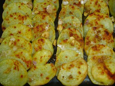 Patatas al horno con pimentón rojo y ajo
