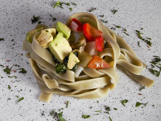 Nidos de pasta con aguacate y panceta