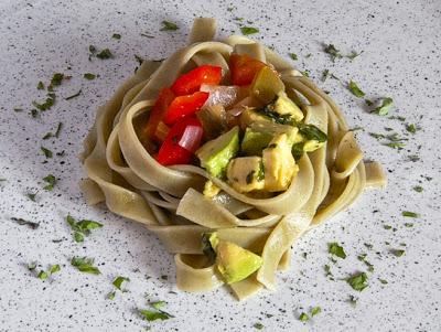 Nidos de pasta con aguacate y panceta
