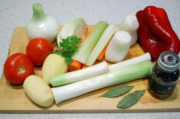 Caldo casero de verduras. La receta paso a paso.