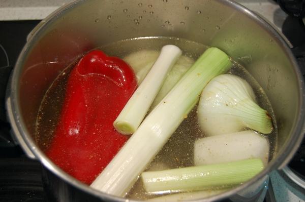 Caldo casero de verduras. La receta paso a paso.