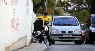 La acera de la calle del Mar, de apenas 50 centímetros de anchura, impide circular con un carro de bebé -como se aprecia en la imagen- o con una silla de ruedas. 