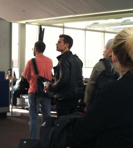 Theo James en el aeropuerto de Chicago rumbo a Los Ángeles