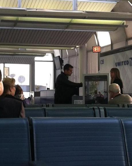 Theo James en el aeropuerto de Chicago rumbo a Los Ángeles
