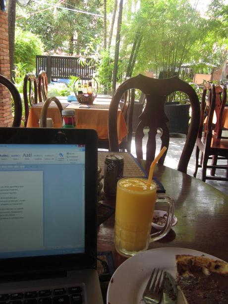 Por esas especiales oficinas del día a día Un pancake con nutella, un zumo de mango fresquito (soy adicta) y mi ordenador. A trabajar.