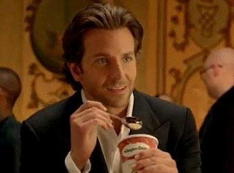 Bradley Cooper protagoniza una sensual publicidad de helados (VIDEO)