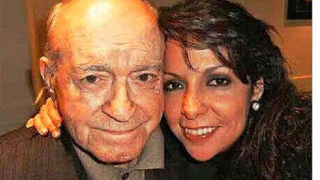 SE CASA CON SU SECRETARIA, 50 AÑOS MENOR.