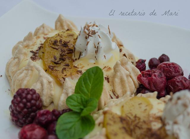 nidos de merengue con natillas y manzana caramelizada (1)