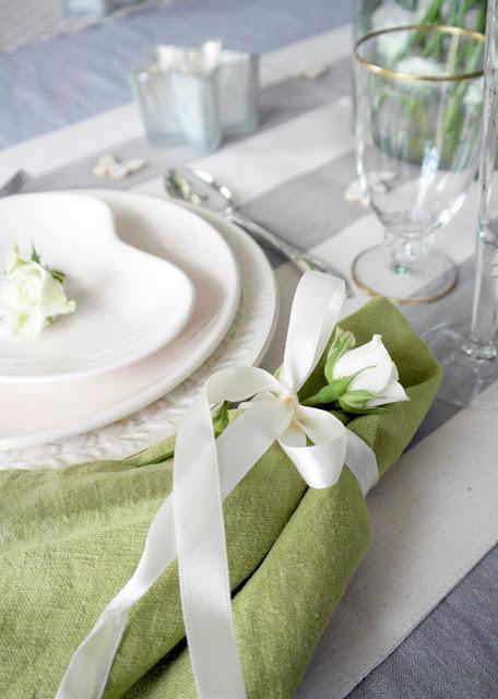 UNA MESA DECORADA CON ROSAS PARA UNA CELEBRACION