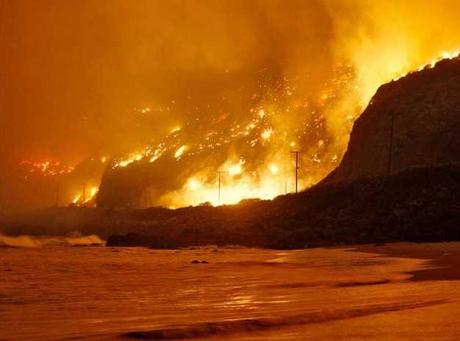incendios en California durante la noche cerca de la playa