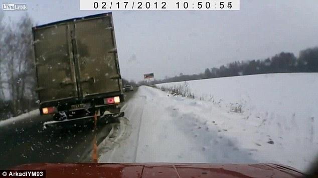 Acto bondadoso grabado en Rusia por la cámara de un coche