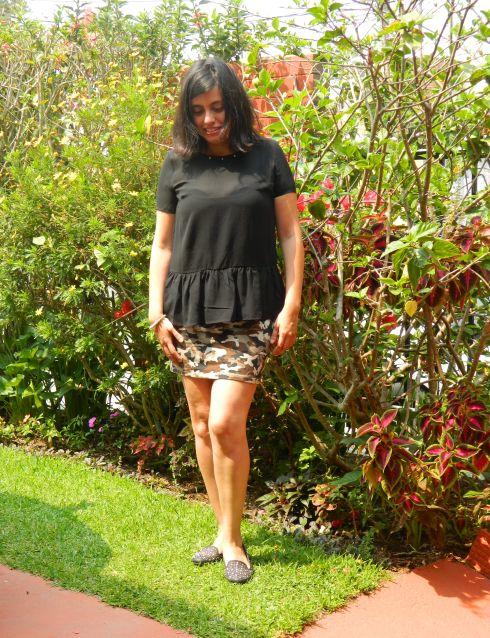 camo skirt sheer mango blouse relax weekend look