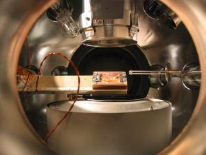 La existencia de cristales de tiempo más cerca de ser probada view-into-ion-trap-apparatus