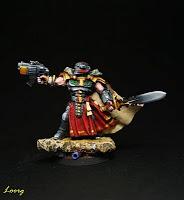 Inquisidor con espada de energía y pistola bólter