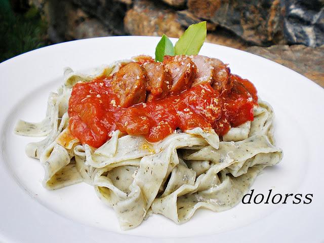 Pasta con salsa de tomate y longaniza