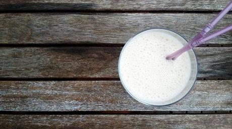 batido de plátano y yogur griego para merendar