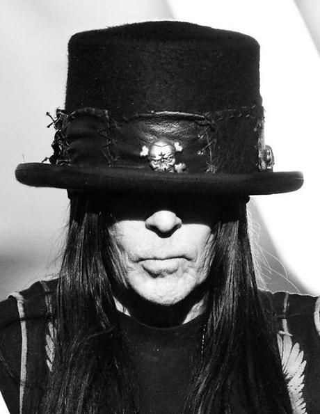 Mick Mars y Vince Neil (Motley Crue) atacados en el escenario. Mick Mars y Vince Neil (Motley Crue) atacados en el escenario.