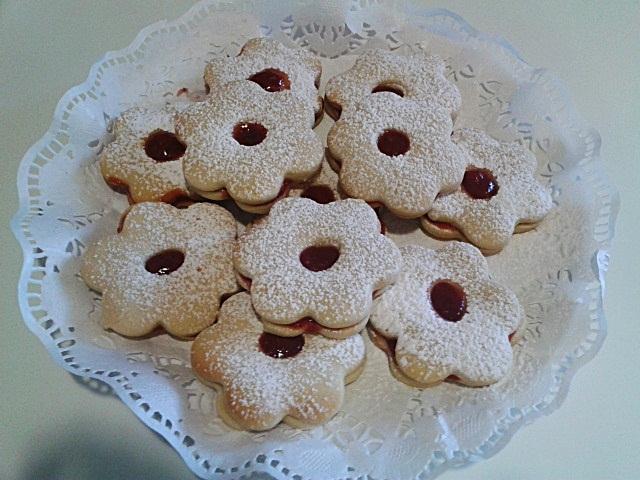 Flores de Galleta Rellenas de Mermelada de Fresa