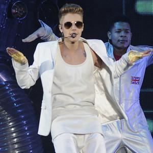 Un fan ataca a Justin Bieber sobre el escenario y tumba el piano (VIDEO)