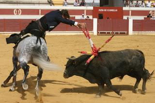 TRIPLE SALIDA A HOMBROS EN EL FESTEJO DE REJONES DE LUCENA