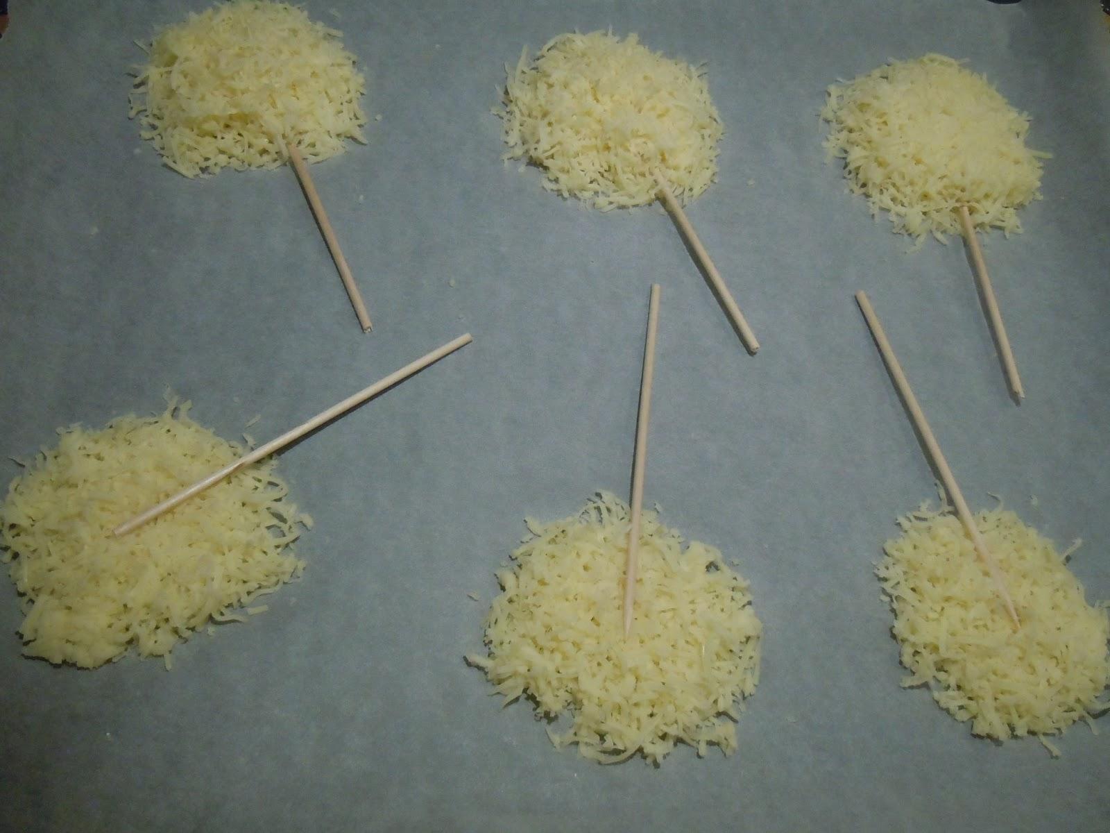 Piruletas de queso y semillas de amapola