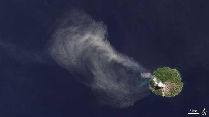 erupción volcán Paluweh desde satélite