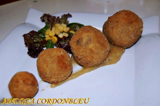 SORPRESAS DE MORCILLA SOBRE COMPOTA DE MANZANA Y CANELA