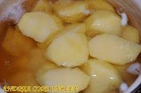 SORPRESAS DE MORCILLA SOBRE COMPOTA DE MANZANA Y CANELA