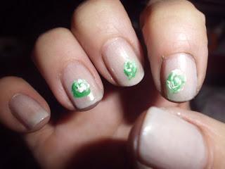 Manicura rosas de colores.