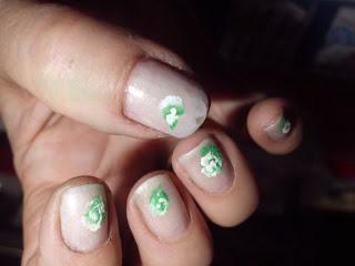 Manicura rosas de colores.