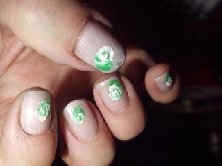 Manicura rosas de colores.