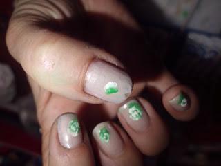 Manicura rosas de colores.