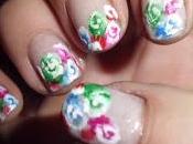 Manicura rosas colores.