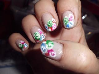 Manicura rosas de colores.