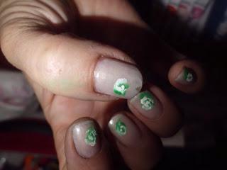 Manicura rosas de colores.