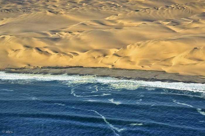 el desierto del Namib se junta con el mar, dunas