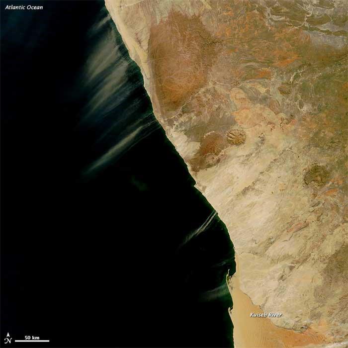 nubes de polvo en la costa de Namibia