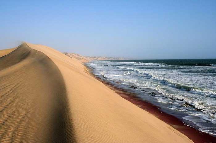 el desierto del Namib se junta con el mar, dunas