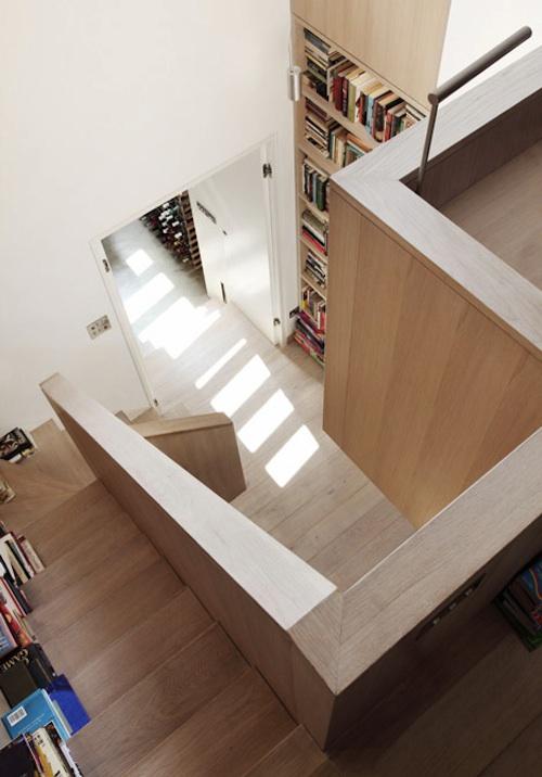 Aprovechamos la escalera para guardar libros