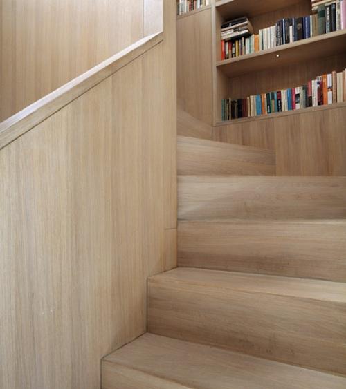 Aprovechamos la escalera para guardar libros