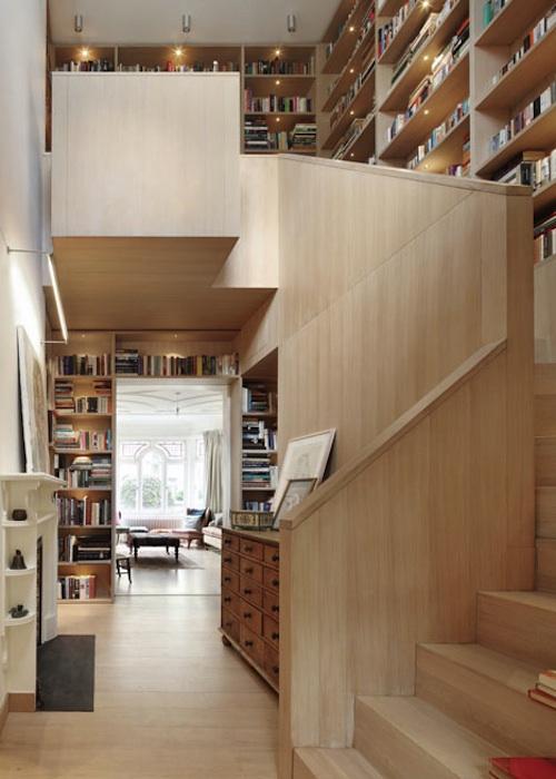 Aprovechamos la escalera para guardar libros