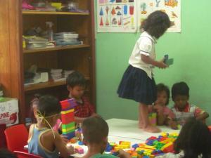 Durante unas horas, los niños son niños. Luego vuelven a sus casas, que no son casas o van a pedir o vender a las calles para poder comer 