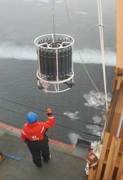 midiendo el dióxido de carbono en el agua del Ártico