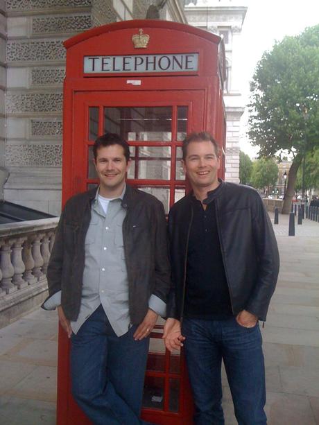 Reseña El caso de la pistola y el pastel de chocolate, Ashley Miller y Zack Stent