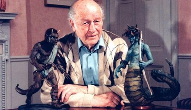 Ray Harryhausen con algunas de sus creaciones.