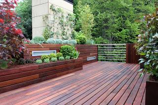 Jardín en ático integrado en el bosque