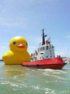 Florentijn Hofman, el artista del patito errante